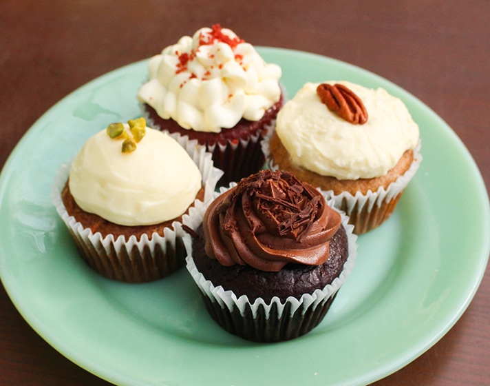 ハミングバードケーキ、レッドベルベットケーキ、デビルズチョコレートケーキ、キャロットケーキ